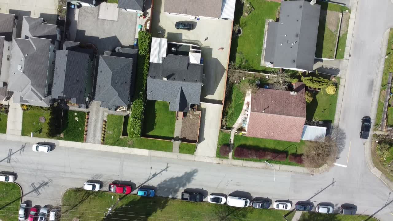 imágenes de drones de un suburbio en una colina - vista superior de medio día