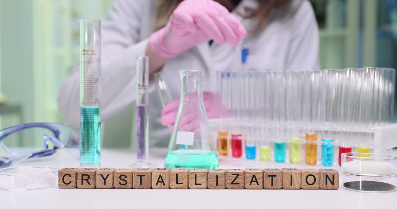 Çeşitli kristalizasyon tekniklerine odaklanan kapsamlı laboratuvar deneyleri.