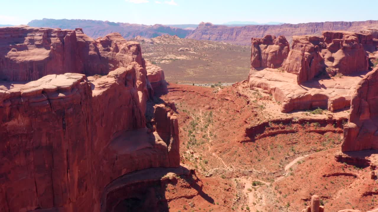 4K luftfoto af klippeformationer i et ørkenlandskab - Arches National Park, Utah, USA.