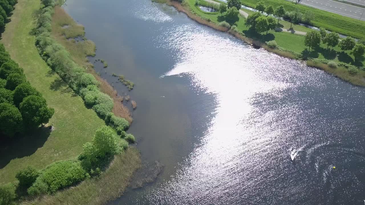 воздушные снимки парусной лодки и отражения солнечного света на воде