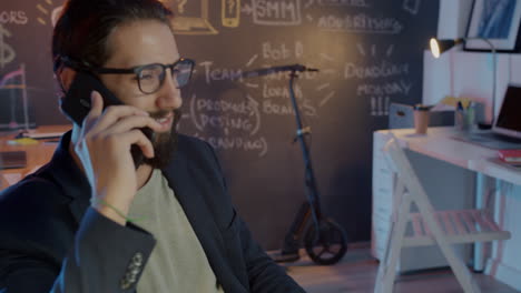 hombre de negocios en una llamada telefónica en una oficina moderna