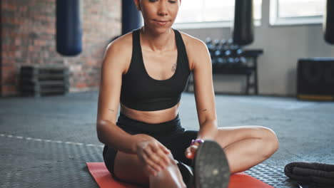 Fitness,-Gimnasio-Y-Mujer-En-El-Suelo-Estirando-Las-Piernas-Para