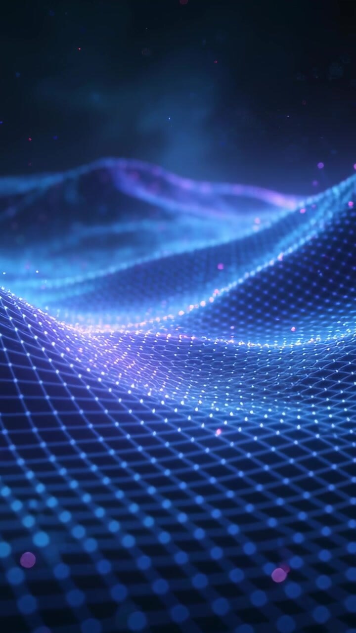 Video vertical: Cámara en movimiento enfatizando una vista baja de una cuadrícula de malla brillante, con olas moviéndose y nodos chispeando.