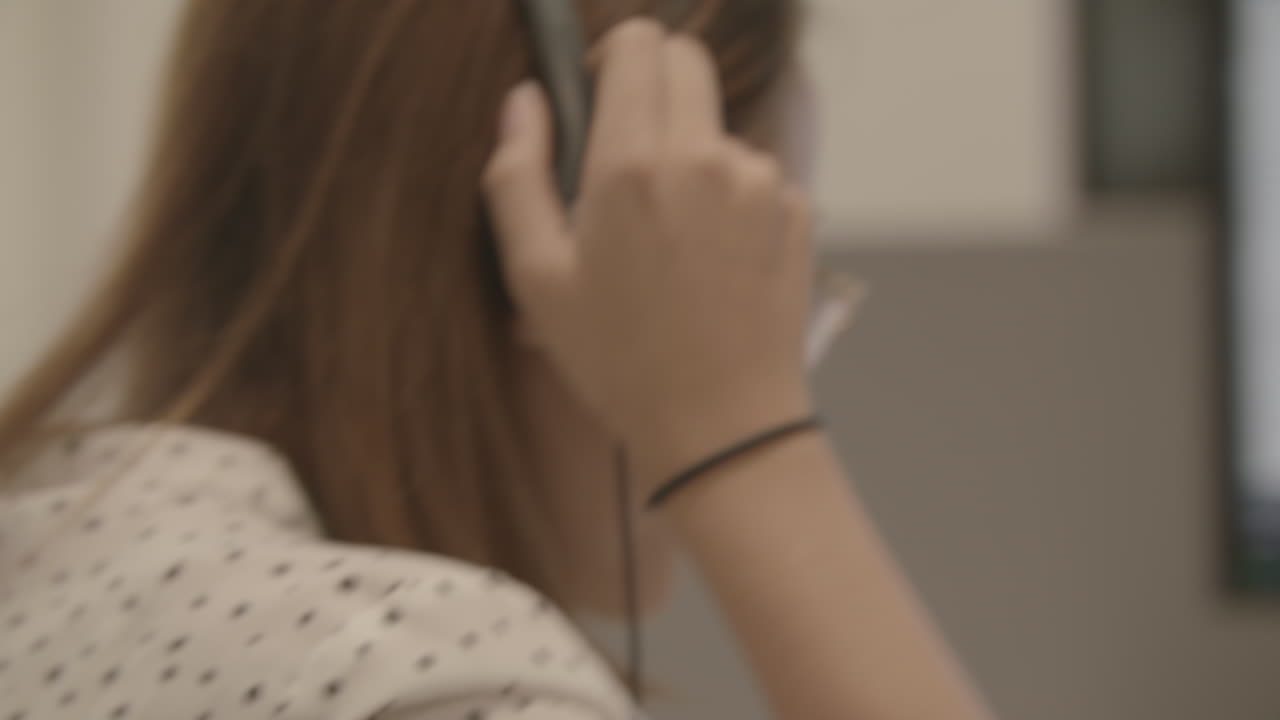 헤드폰과 마이크를 사용하는 직원이 고객에게 응답합니다.