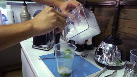 haciendo un mojito