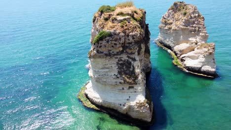 Raouche-Rocks,-Ikonische-Felsformationen-In-Beirut,-Libanon---Luftdrohnenaufnahme