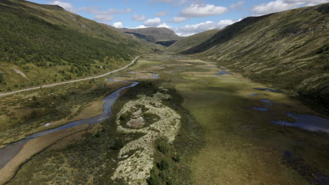 Toma-Aérea-Del-Valle-Noruego-Cerca-Del-Parque-Nacional-Rondone