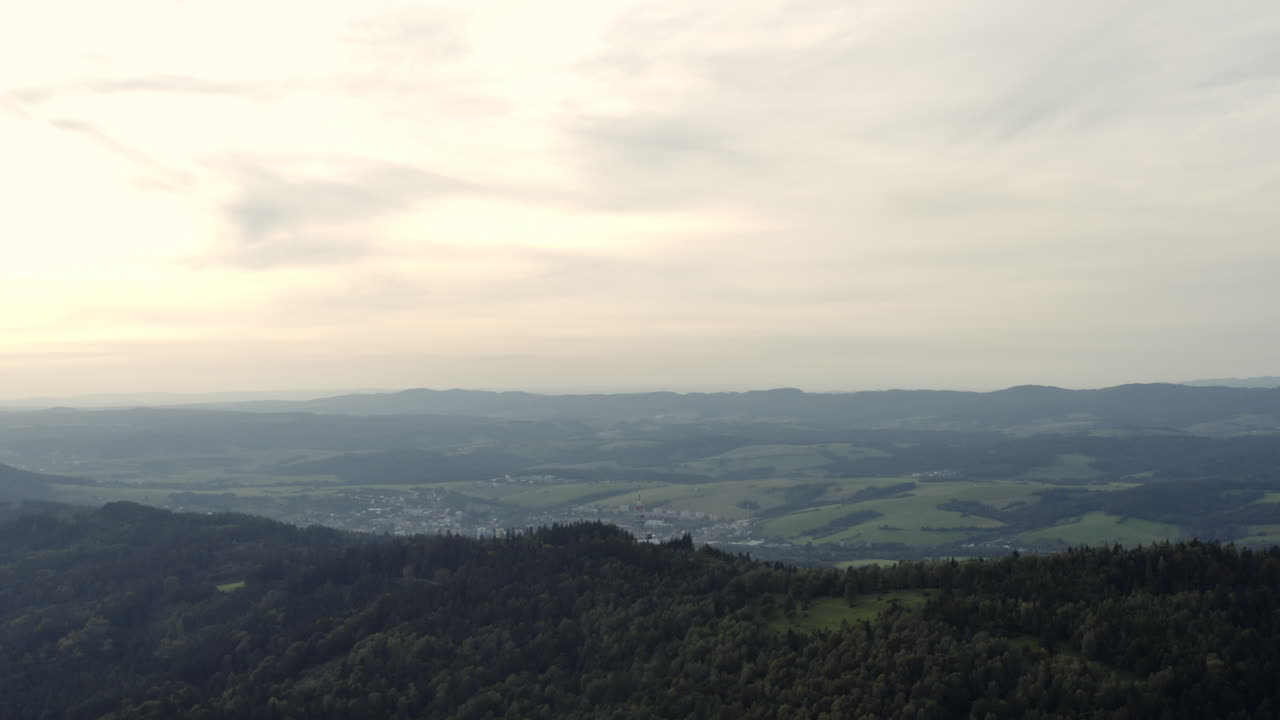 체코 공화국의 푸른 언덕과 먼 시골 마을의 공중 상승