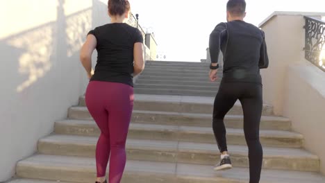 una pareja subiendo las escaleras.
