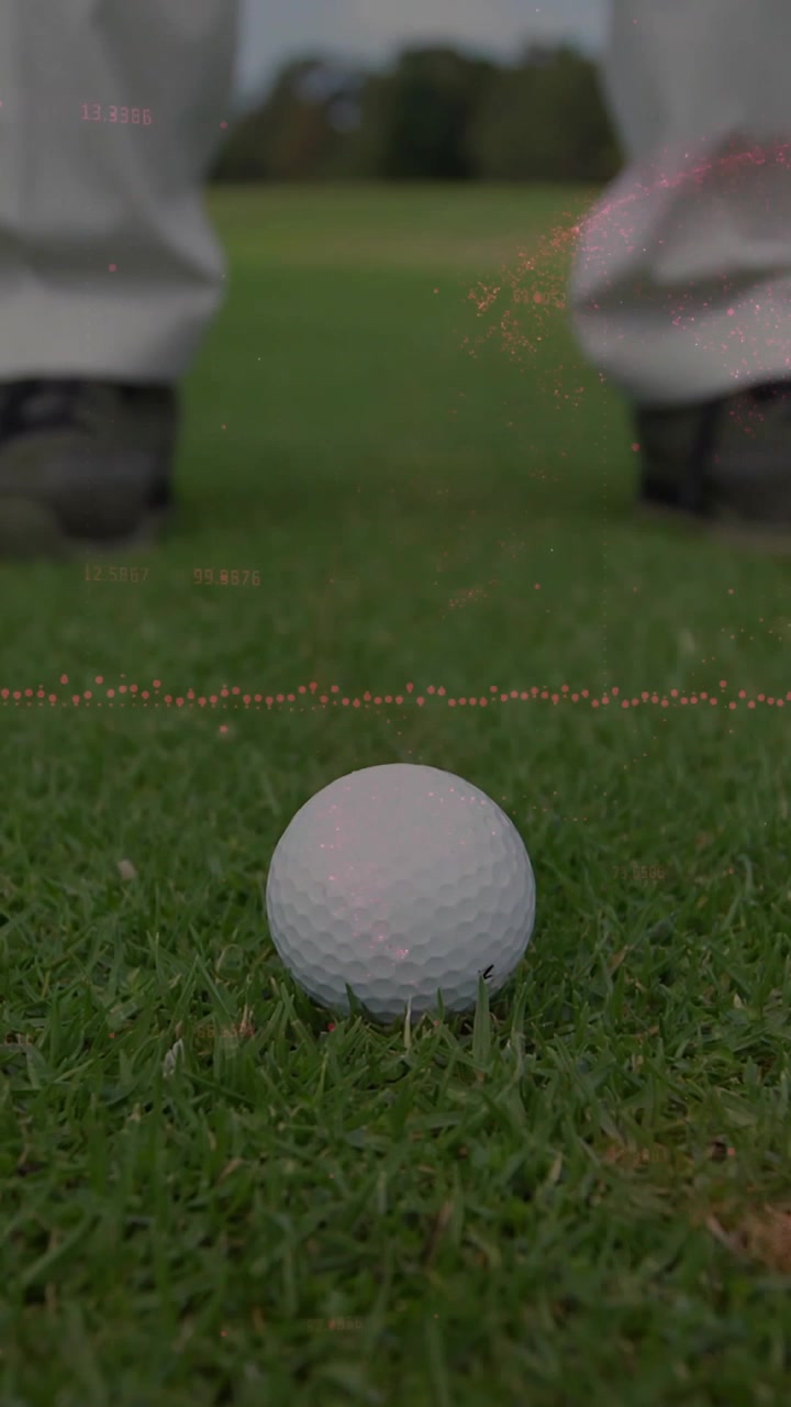 Video verticale: Golfista che esegue uno swing con un ferro, colpendo la palla verso il fairway mentre una banda arancione segna la zolla.