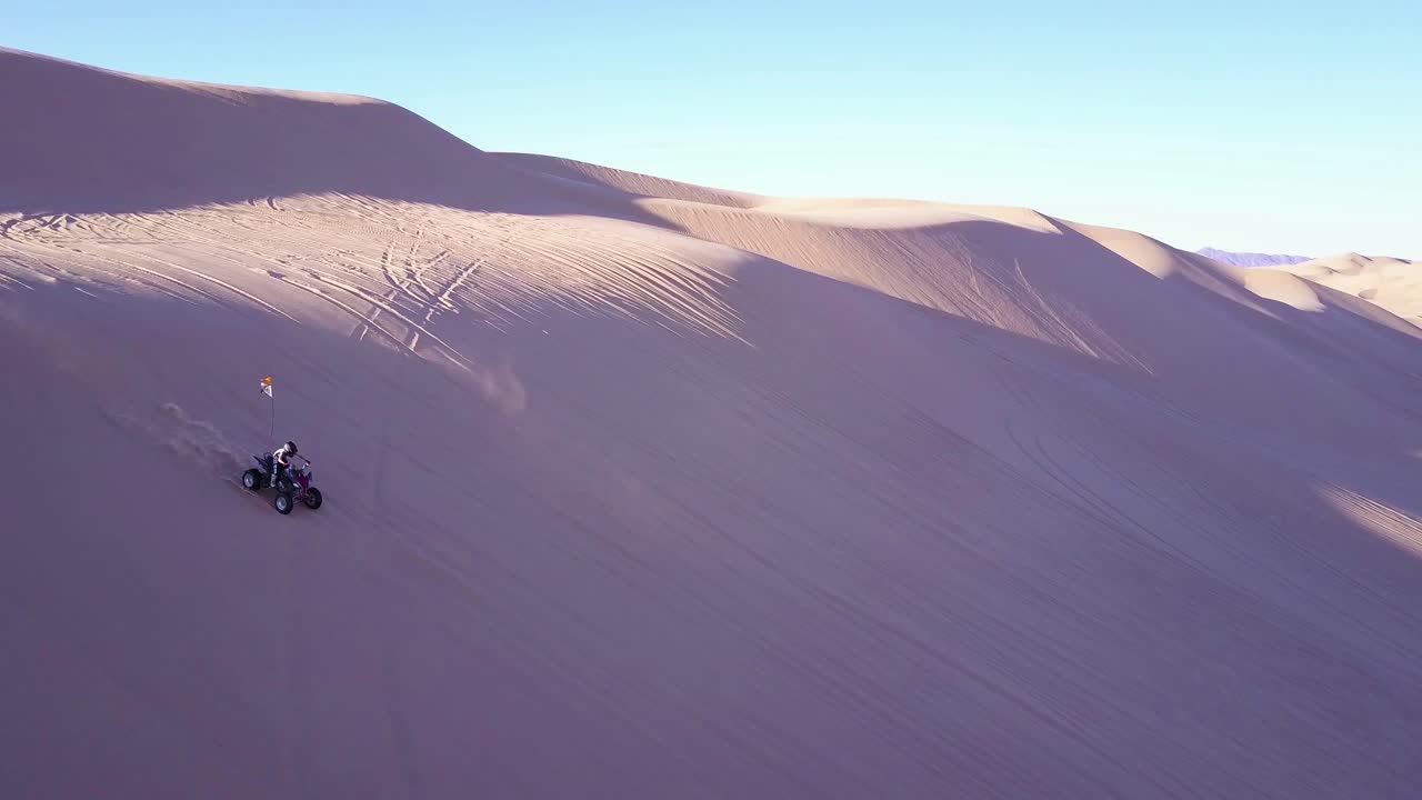 Dune buggy e ATV sfrecciano attraverso le Dune di Sabbia Imperiali in California 12.