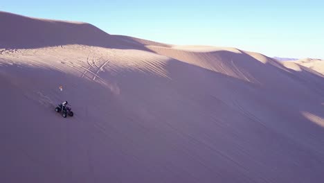 Dünenbuggys-Und-ATVs-Rasen-über-Die-Kaiserlichen-Sanddünen-In-Kalifornien-12