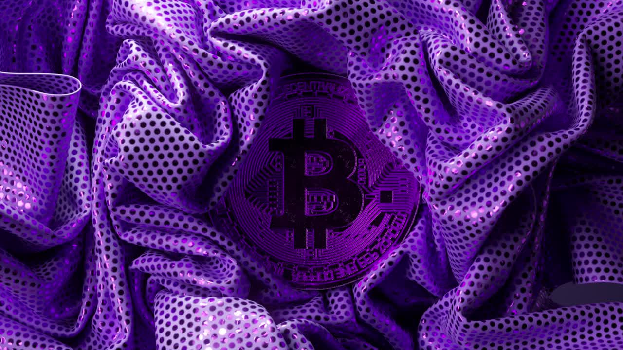 bitcoin envuelto en tela púrpura