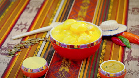 papas cocidas amarillas en un tazón