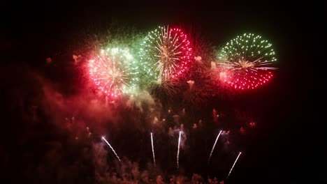 Farbenfrohe,-Echte-Feuerwerksfeier-Am-Silvesterabend-Mit-Einer-Abstrakten-Unschärfe-Aus-Goldenem-Glanz-Und-Bokeh-Lichtern-Am-Nachthimmel