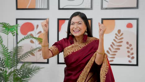 Mujer-India-Emocionada-Animando