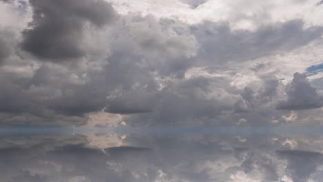 fondo futurista que consiste en un clip de lapso de tiempo de nubes blancas y esponjosas sobre el cielo azul y su reflejo, bucle de video