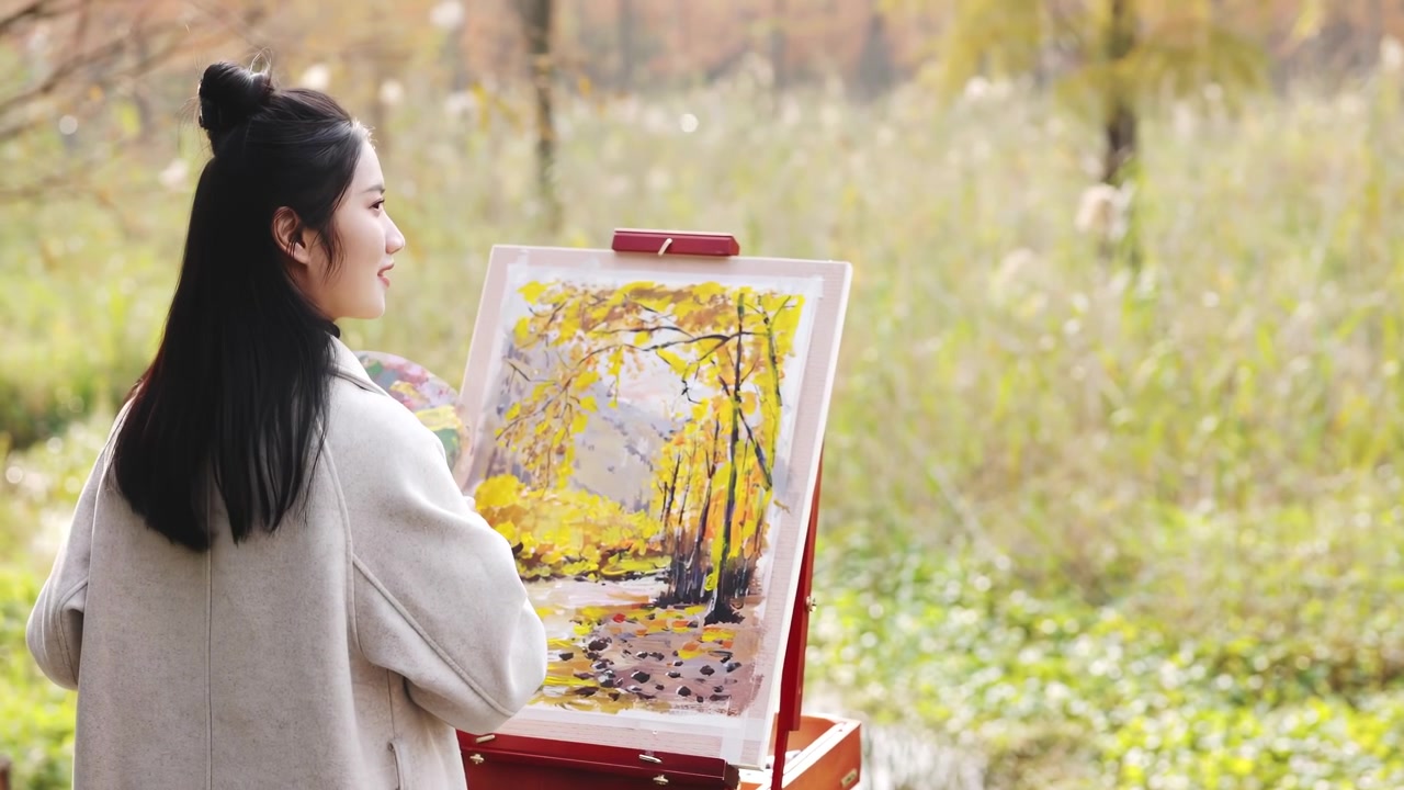 Wanita seniman kreatif melukis di luar ruangan untuk menjalin ikatan dengan hobi seni, menciptakan karya seni dengan kanvas, kuas, kuda-kuda lukis, menggunakan palet dengan cat, spatula untuk menggambar, atau mencari inspirasi di taman.