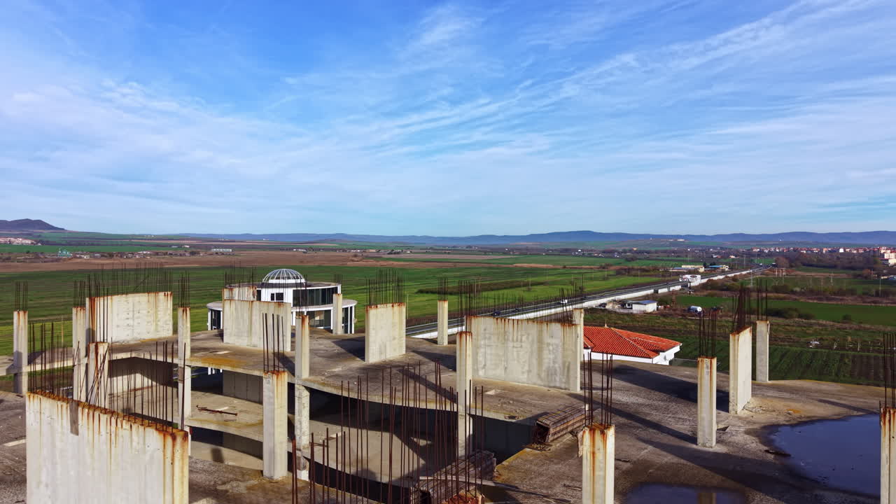 Cantiere edile di un edificio a più piani in una zona rurale con cielo sereno visibile sopra