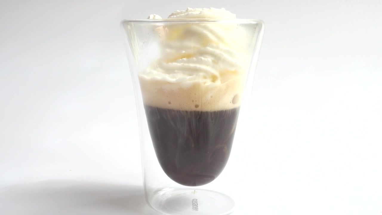 Krem şantili sıcak espresso kahve hazırlanışı