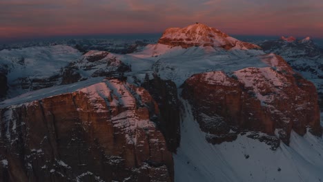 Drone-Se-Eleva-Al-Atardecer-Sobre-Las-Montañas-Dolomitas