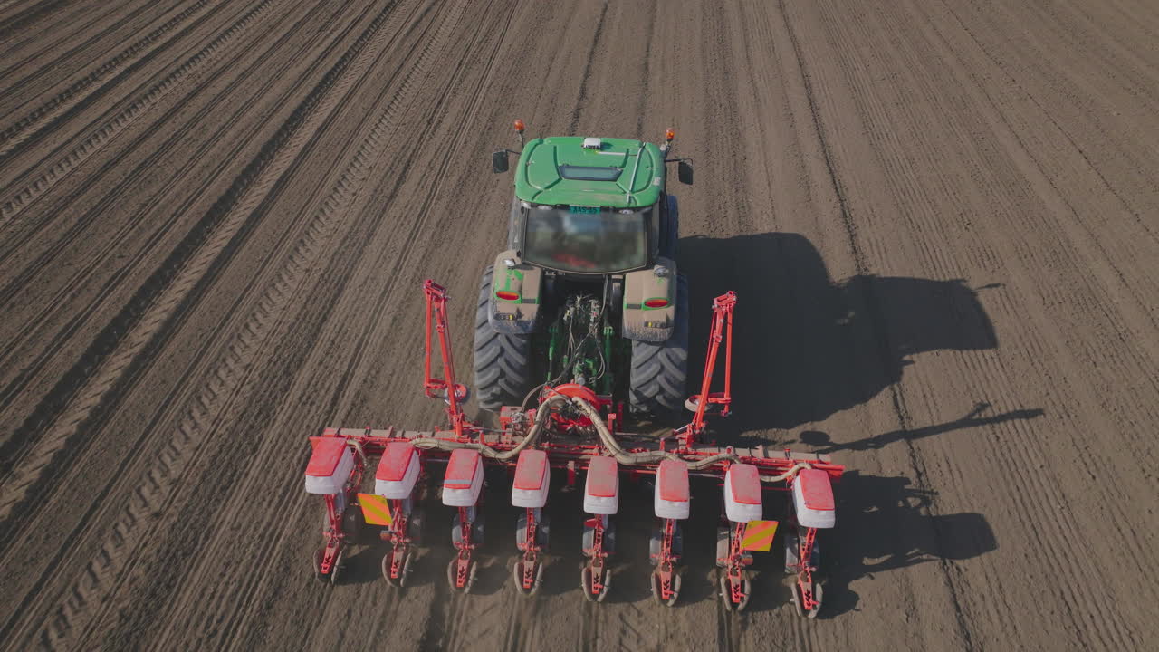 tractor plantando semillas en un campo