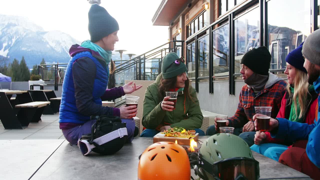친구 들 이 술 한 잔 을 마시면서 상호 작용 하고 있다