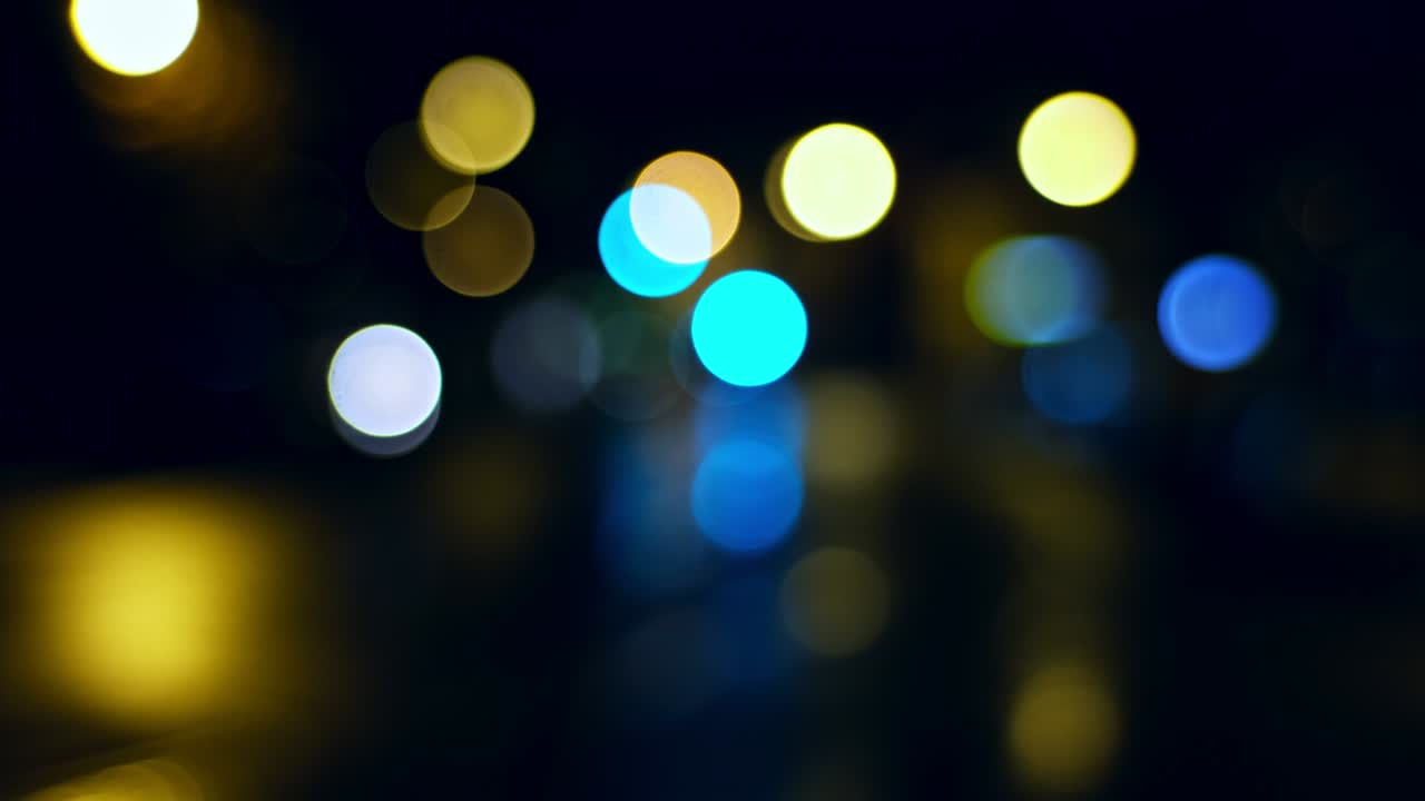 luces de tráfico nocturnas y luces delanteras y traseras de automóviles bolas de bokeh borrosas