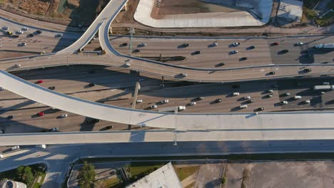 Aerial-of-cars-on-59-South-freeway-in-Houston,-Texas