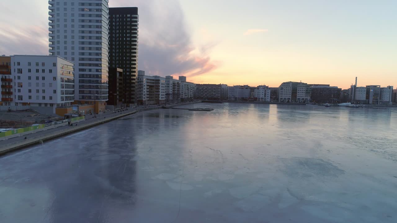 스웨덴 스홀름의 얼어붙은 호수 에 있는 현대 아파트 건물의 공중 촬영.