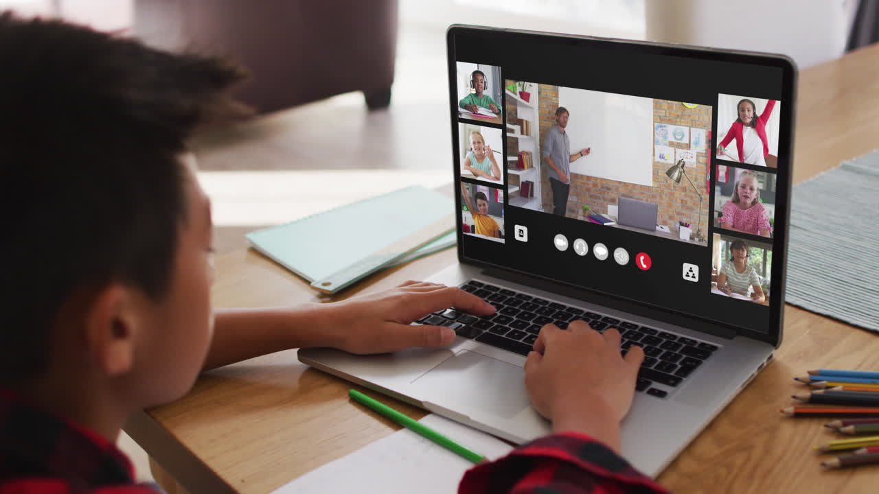 escolar que usa una computadora portátil para una lección en línea en casa, con un maestro y una clase diversos en la pantalla