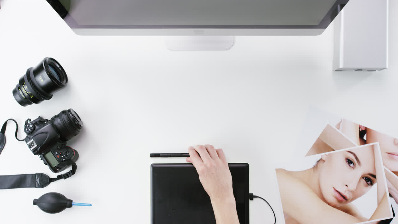 탑 뷰 사진작가 그래픽 디자이너 손 위에서 책상에서 일하는 - 빨간 서사시 드래곤