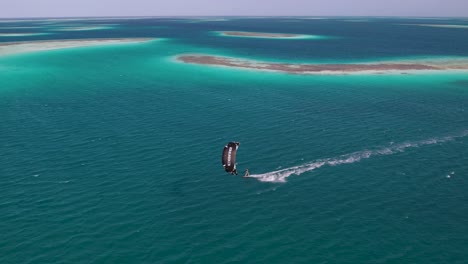 Navegando-Por-La-Superficie-De-Las-Aguas-Del-Océano-Caribe,-Practicando-Kitesurf.