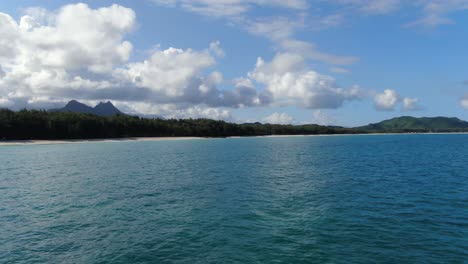 sandstrände, dschungelwälder und das spektakulärste kristallblaue wasser der waimanalo bay, einem versteckten juwel auf oahu, hawaii