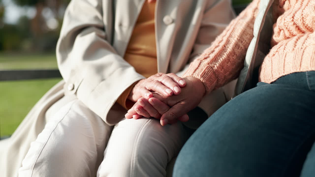 손을 잡고 있는 노인 부부