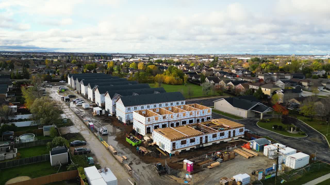 Drone fanger Habitat for Humanity-kvarter om efteråret, mens mandskabet bygger boliger