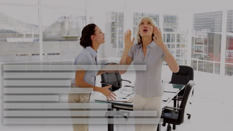animación de datos de negocios sobre dos mujeres discutiendo en una oficina moderna