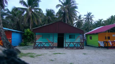 casas típicas de colores en las islas de san blas, panamá, con palmeras en la hora azul