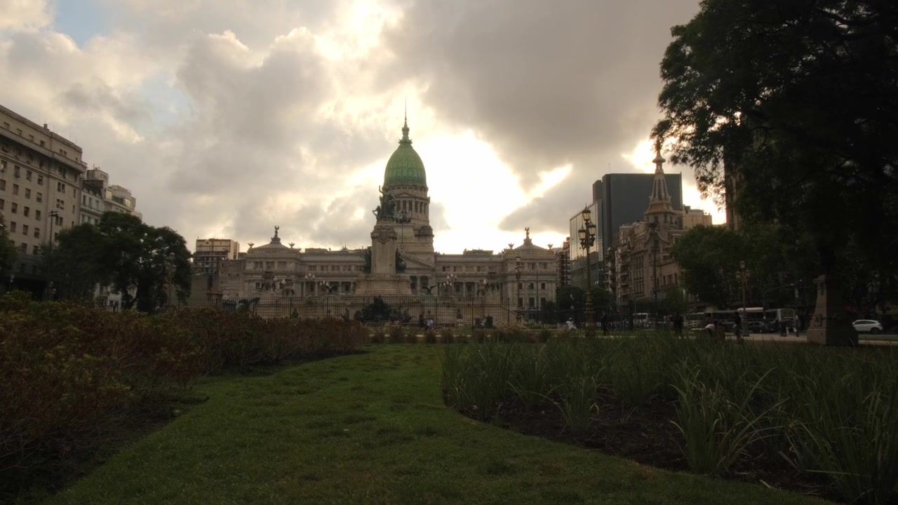 Plaza del Congreso e Congresso di Buenos Aires, Argentina, al tramonto con zoom indietro.
