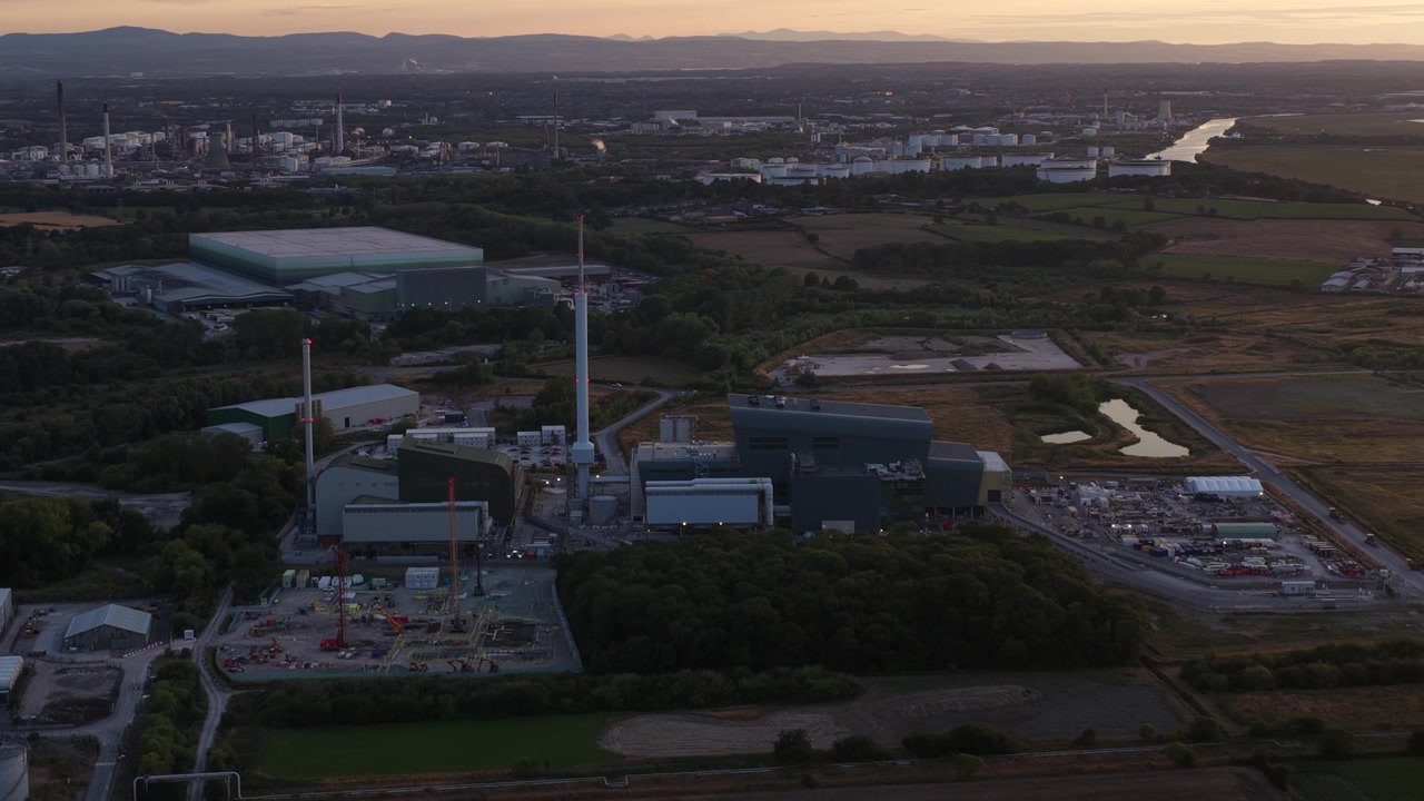 Vista aérea da Instalação de Recuperação de Energia Protos em Cheshire, mostrando uma moderna usina de conversão de resíduos em energia com geração de eletricidade, infraestrutura de reciclagem e futura captura de carbono.