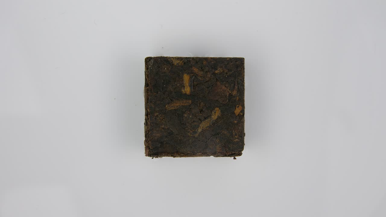 stop motion: primer plano de la absorción de líquido por cubo de té aislado, fondo