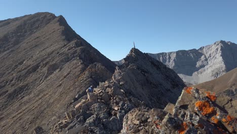 excursionista escalando hacia el pico con espiga a cámara lenta kananaskis alberta canadá