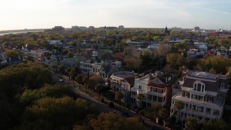 Toma-Aérea-Panorámica-Con-Plataforma-Rodante-De-Mansiones-Anteriores-A-La-Guerra-En-Oyster-Point-Durante-La-Puesta-De-Sol-En-Charleston,-Carolina-Del-Sur