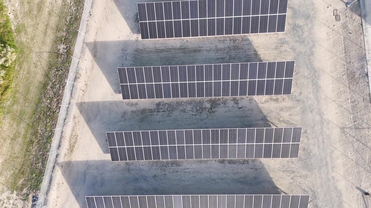Ripresa aerea con drone di pannelli solari che raccolgono energia rinnovabile a Surfers Paradise, Queensland, Australia