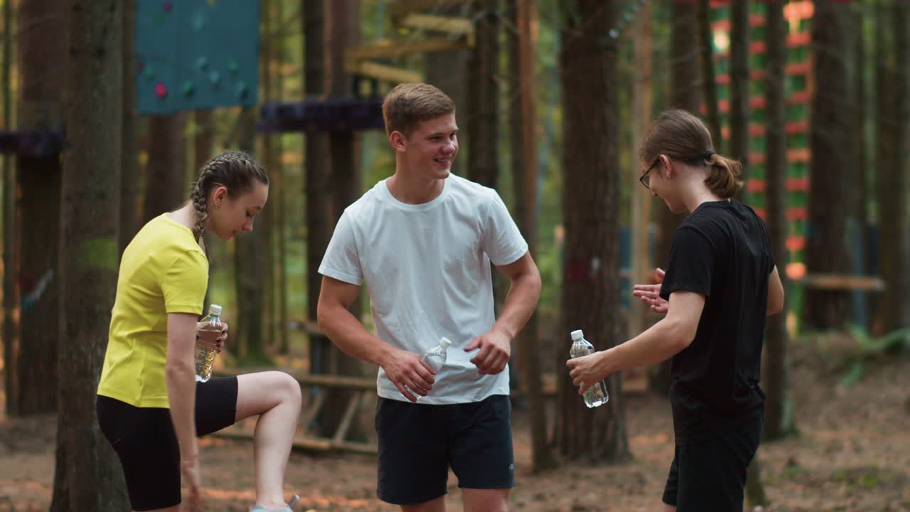 모험 캠프에 있는 사람들