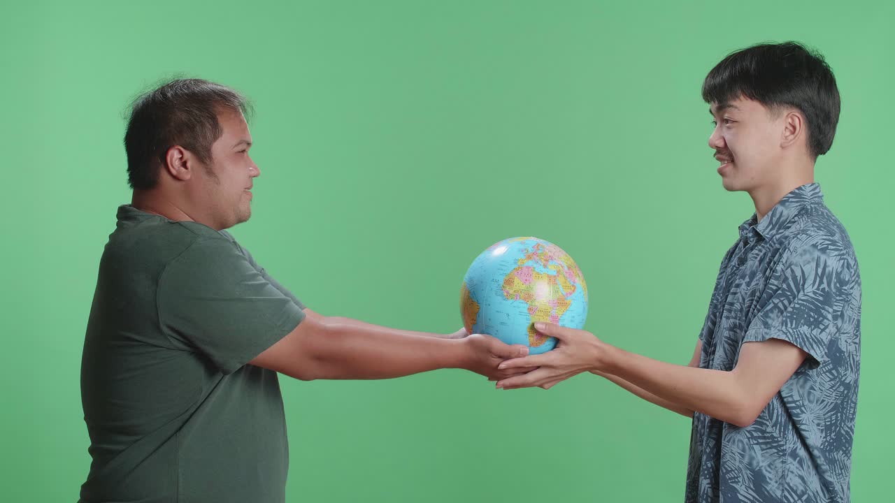 dos hombres compartiendo un globo