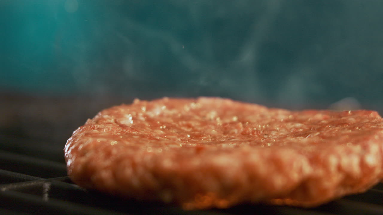 그릴 에 햄버거 패티 를 요리 하는 것