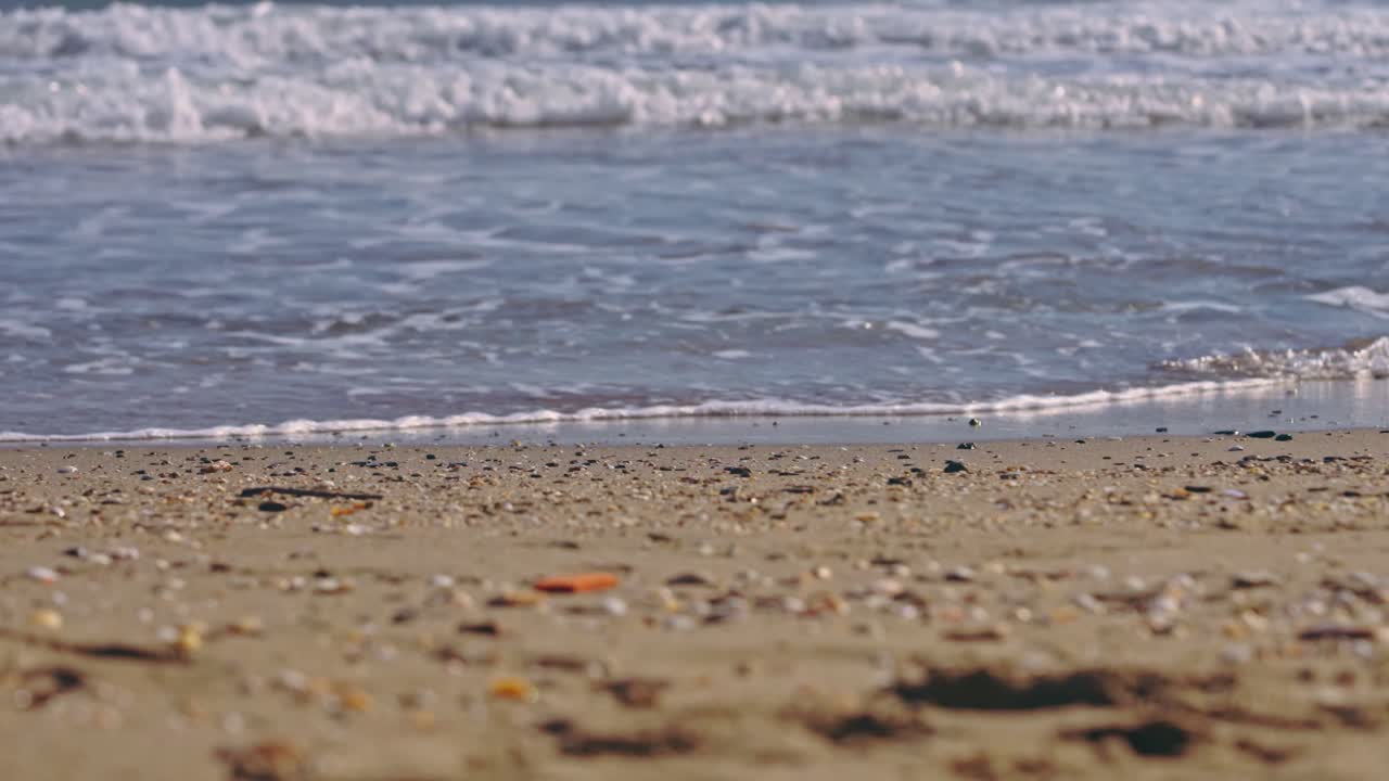 해변에서 부드럽게 튀는 물