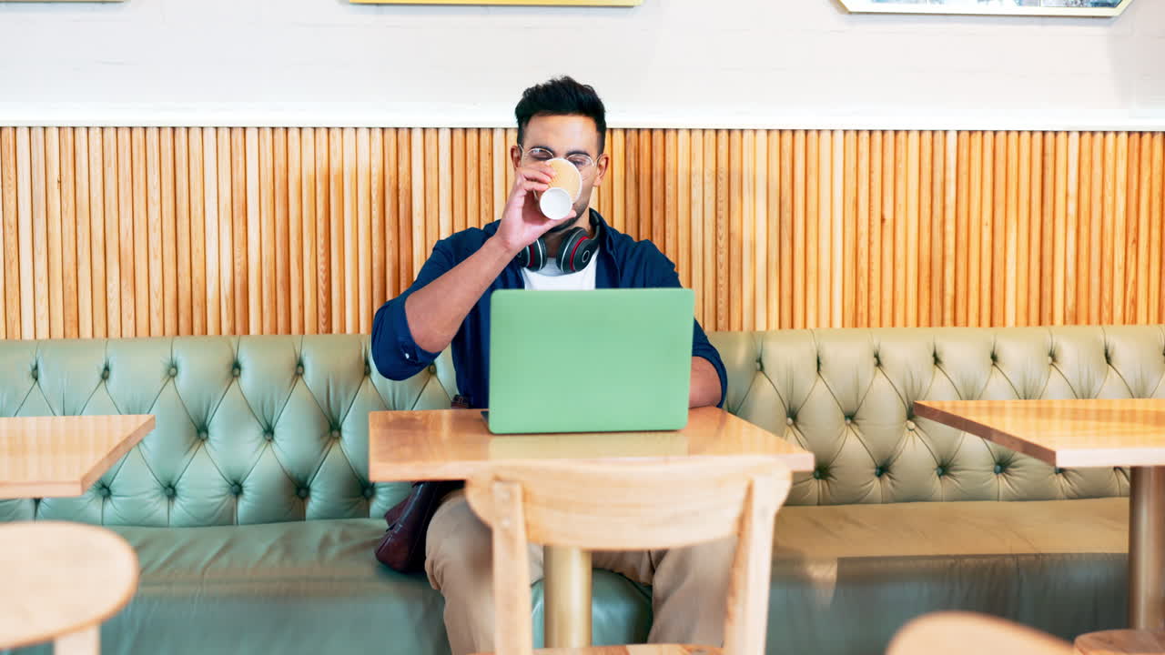 행복한, 남자와 커피에서 원격 작업