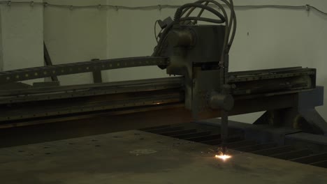 la precisión del láser se despliega: mira cómo las hojas de metal se rinden a la danza precisa de la luz cortante en este cautivador clip de imágenes de stock